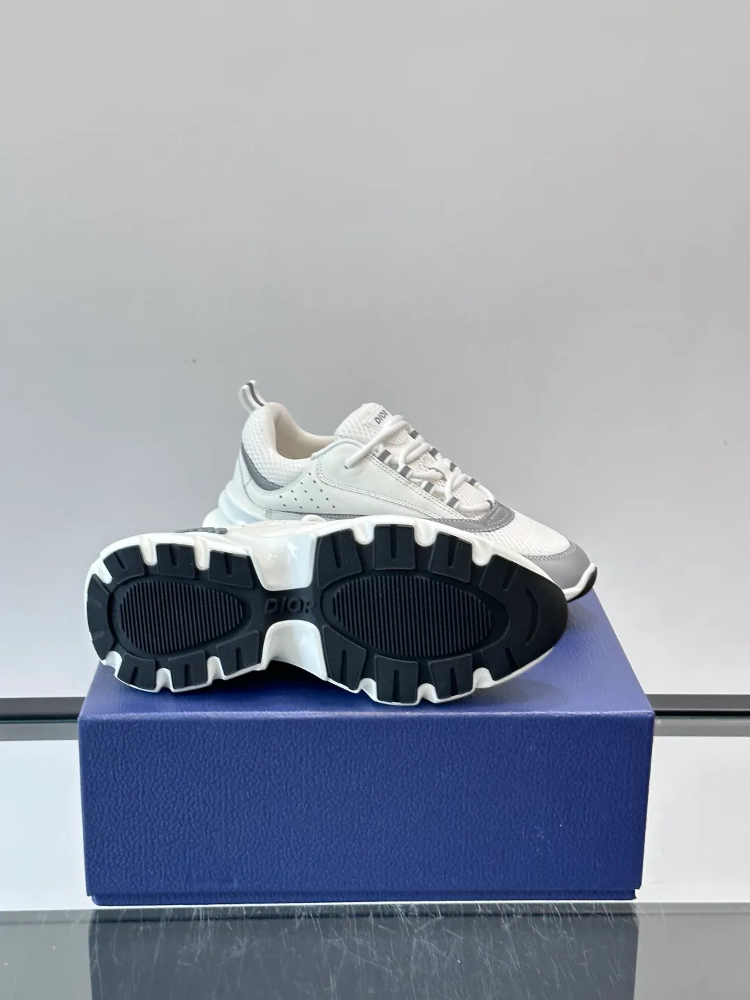 Men's shoes 💰p520 "Dior" B22 retro jogging shoes, inspired by classic jogging shoes, low-top thick sole design, cow leather + mesh fabric splicing, perfect texture and breathable. The black and white engraved rubber sole has great grip and comfort, and is OK for daily wear or sports! There is an embossed "CD" logo on the side of the shoe, which is low-key and recognizable. Rich colors, black and white, gray and blue, etc., versatile and fashionable, loved by European and American hip-hop circles and bloggers, a must-have for trendy wear size: 39-44 (customized at 45.46)